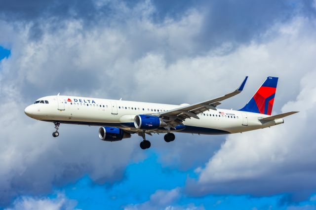 Airbus A321 (N128DN) - A Delta Airlines A321 landing at PHX on 2/26/23. Taken with a Canon R7 and Tamron 70-200 G2 lens.