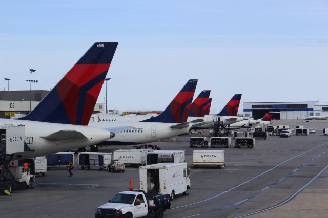 Boeing 737-800 (N383DN) - Parked at Gate