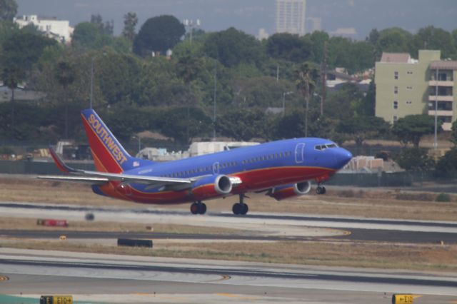 BOEING 737-300 (N358SW)
