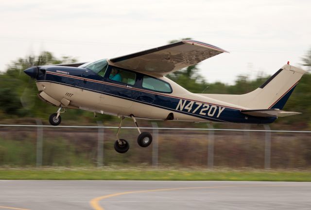 Cessna Centurion (N4720Y) - Take off RW08. Great airport with friendly people!