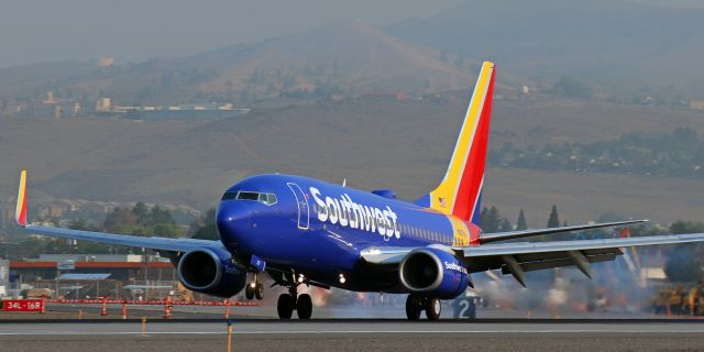 Boeing 737-700 (N271LV) - Morning arrival from Las Vegas yesterday (8/31/21) touching down on 16L.