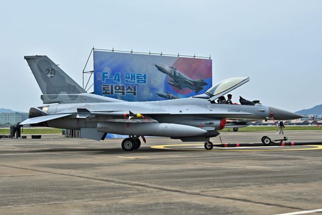 Lockheed F-16 Fighting Falcon (N93093)