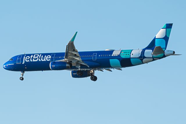 Airbus A321 (N982JB)