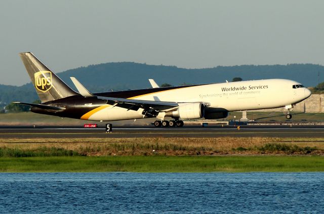 BOEING 767-300 (N312UP) - UPS 1014 from Louisville arriving on 33L