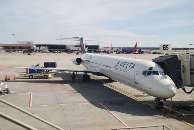 McDonnell Douglas MD-88 (N916DE)