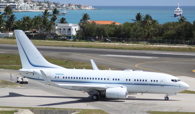 Boeing 737-700 (N889NC)