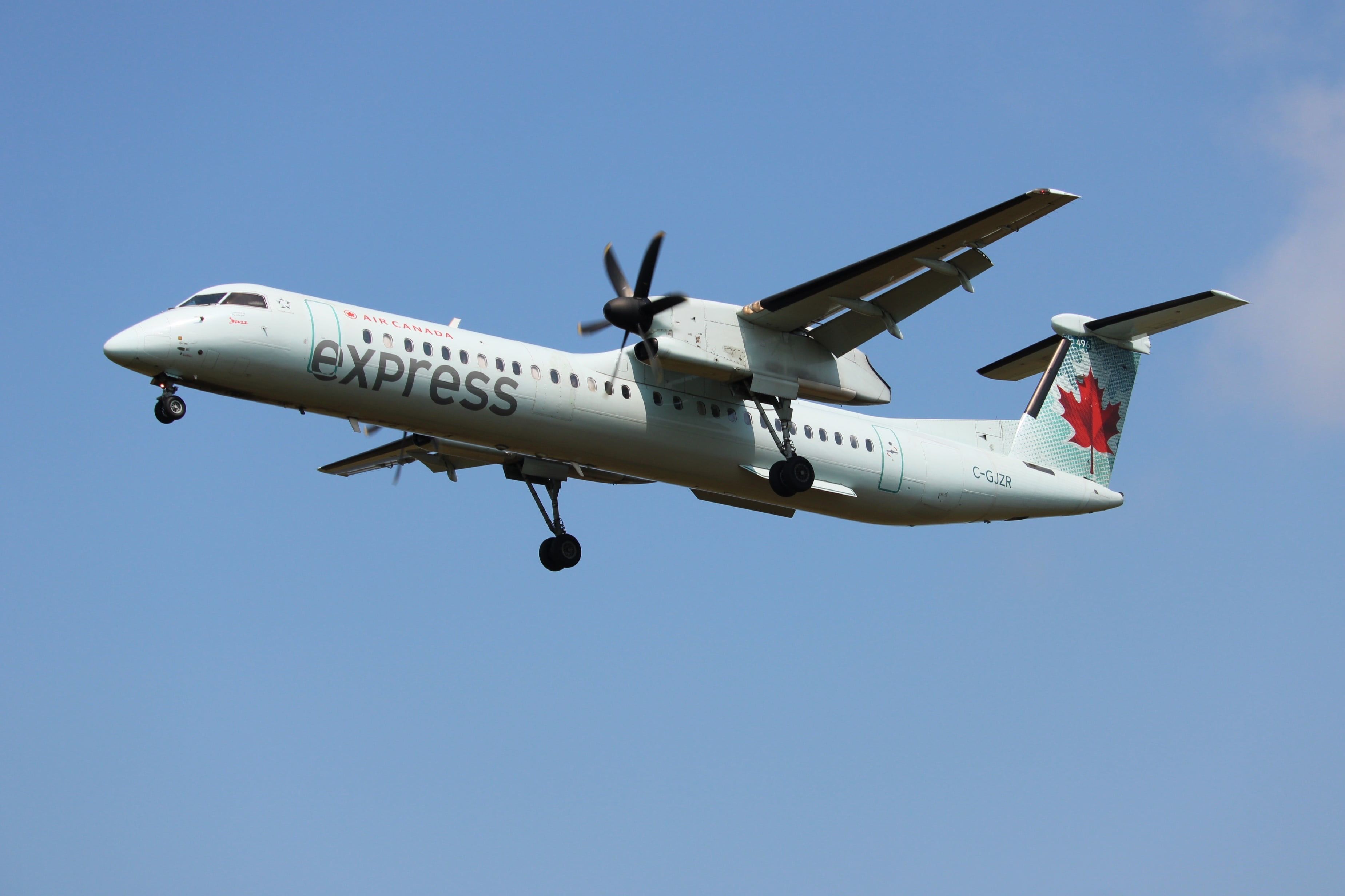 de Havilland Dash 8-400 (C-GJZR)