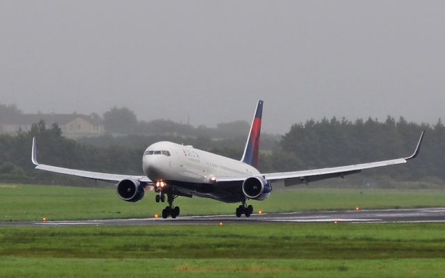 BOEING 767-300 (N154DL) - delta b767-3 n154dl about to land at shannon 28/7/16.