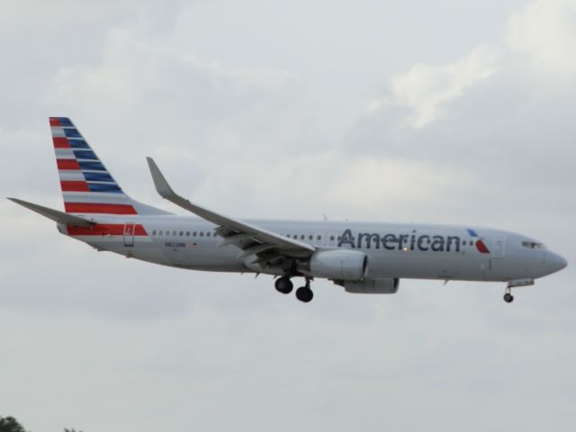 Boeing 737-800 (N822NN)