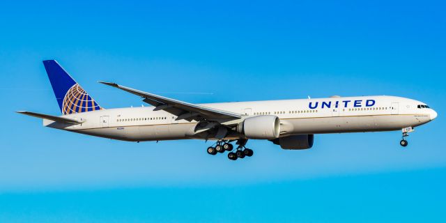 BOEING 777-300ER (N2331U) - United Airlines 777-300ER landing at DFW on 12/27/22. Taken with a Canon R7 and Tamron 70-200 G2 lens.