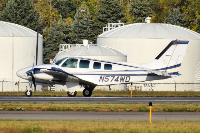 Beechcraft Baron (58) (N574WD) - 1997 Beechcraft Baron (Beech 58) arriving into Buffalo New York (BUF) from Traverse City Michigan (TVC)