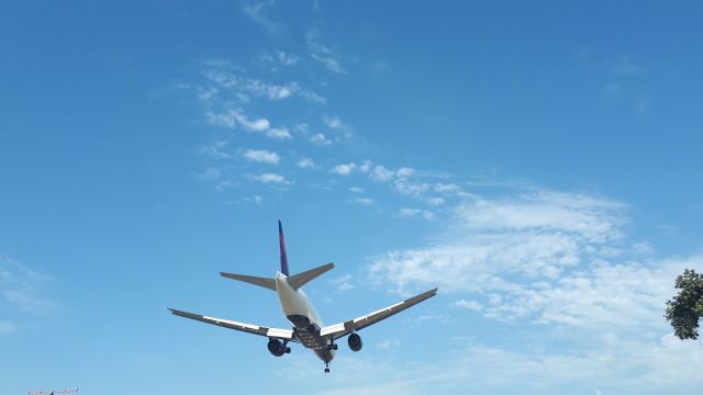 — — - FINAL APPROACH 24R KLAX