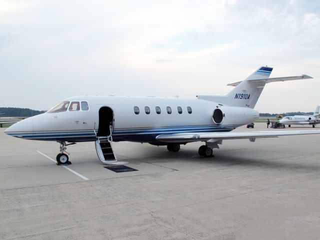 Hawker 800 (N1910A) - A very good business jet with a stand up cabin.