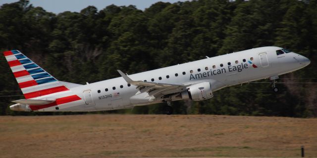 Embraer 175 (N132HQ)