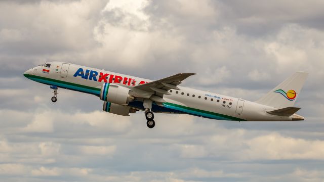 Embraer E190-E2 (VH-IKJ)