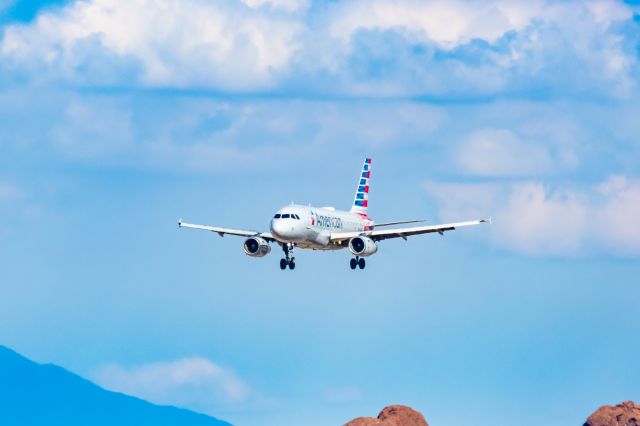 Airbus A319 (N828AW) - An American Airlines A319 landing at PHX on 2/28/23. Taken with a Canon R7 and Canon EF 100-400 L ii lens.