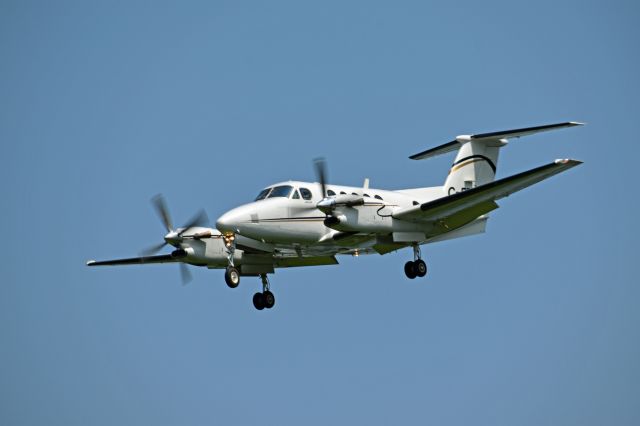 Beechcraft Super King Air 300 (C-FDTP) - 1986 Beechcraft Super King Air 300 (C-FDTP/FA-94) on final for runway 27 on July 26, 2021. This aircraft was scheduled to fly from Peterborough Airport (CYPQ) to Aéroport Régional de Val-d'Or (CYVO) but for an unknown reason, it flew part way and then returned to CYPQ.