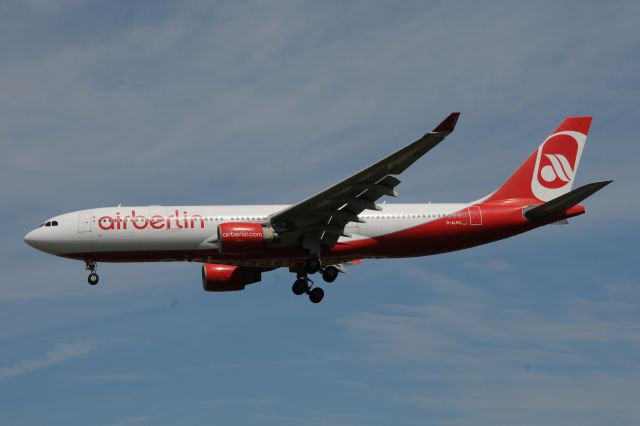 Airbus A330-200 (D-ALPG) - Landing Runway 28