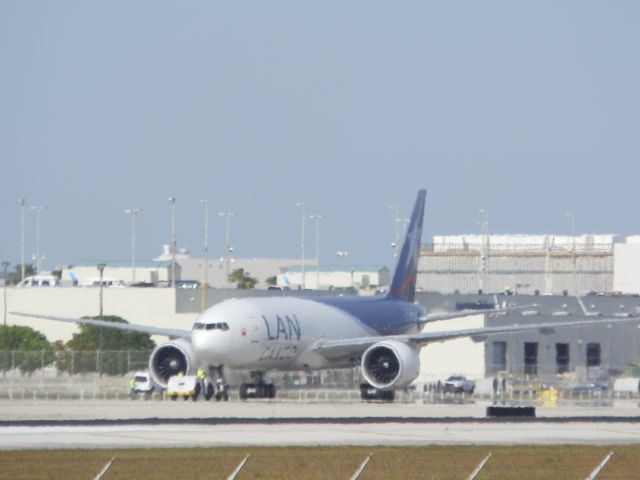 BOEING 777-200LR (N776LA)
