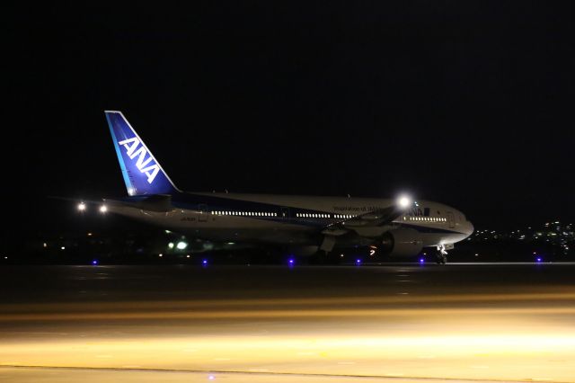 Boeing 777-200 (JA743A) - 25 March 2016:HND-HKD