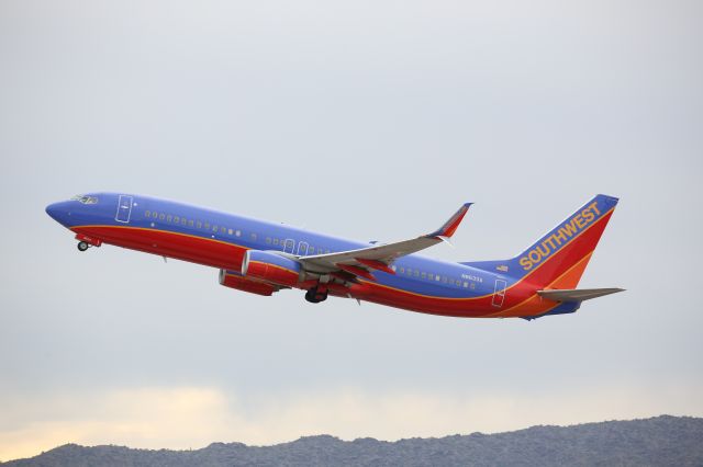 Boeing 737-800 (N8633A)