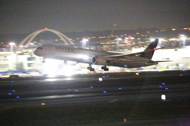 BOEING 787-10 Dreamliner —