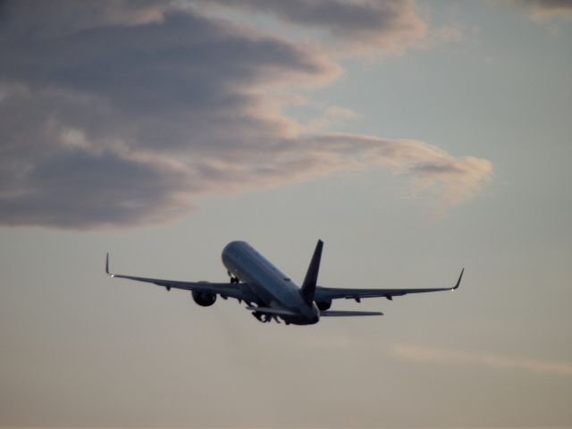 Boeing 757-200 (N641DL) - Departing 26L for DTW.