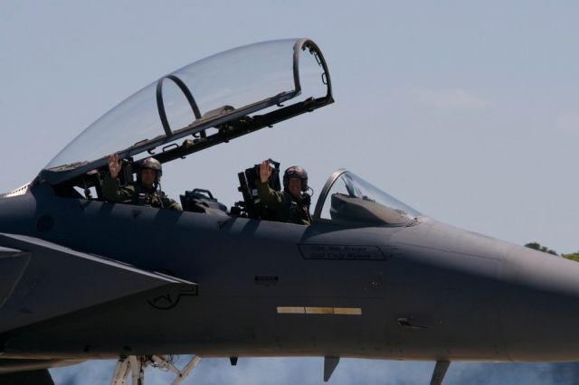 — — - F-15E Pilots waving to the crowd at Wings over Wayne Airshow