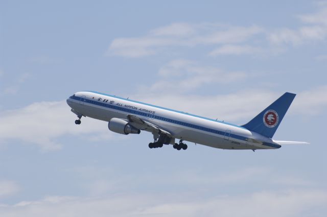 BOEING 767-300 (JA602A) - Departure at Haneda Intl Airport 34R on 2010/7/16 Retro c/s