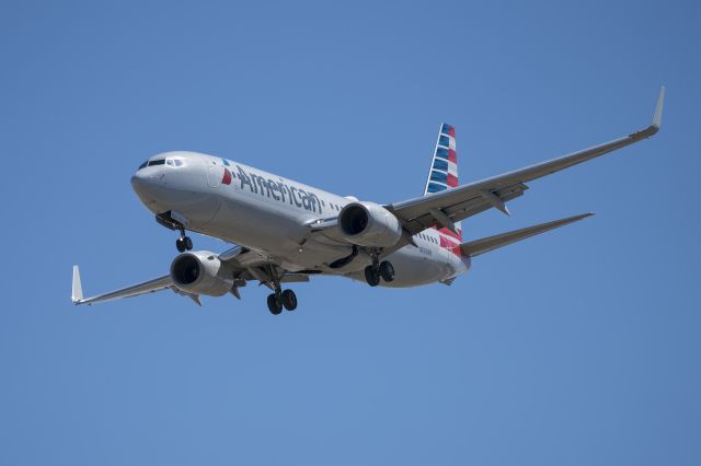 Boeing 737-800 (N866NN)