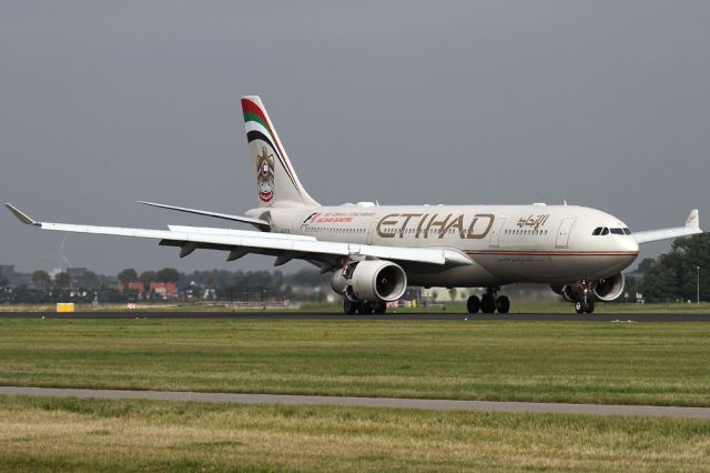 Airbus A330-200 (A6-EYN)