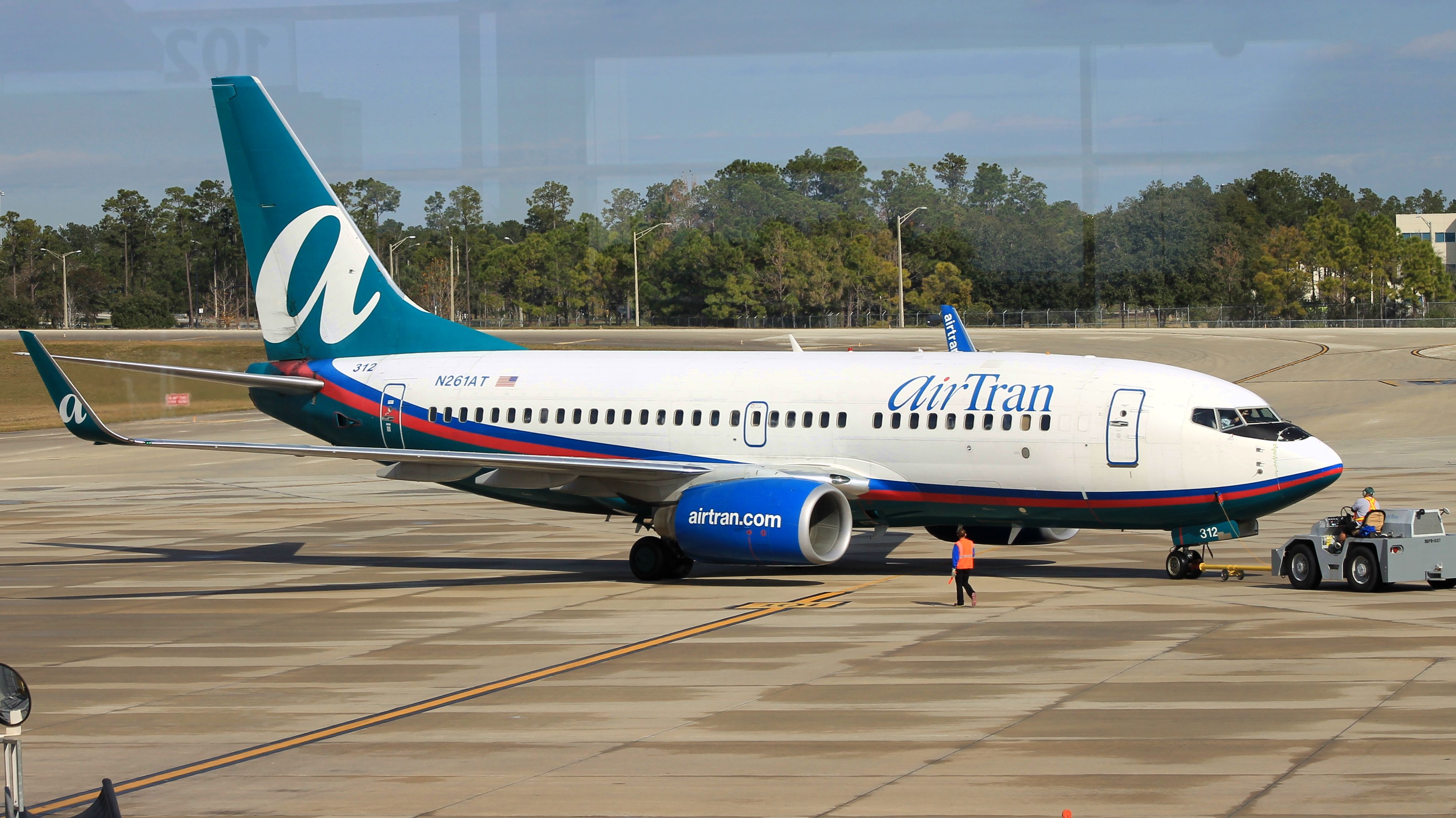 Boeing 737-700 (N261AT) - Pushing back from the gate