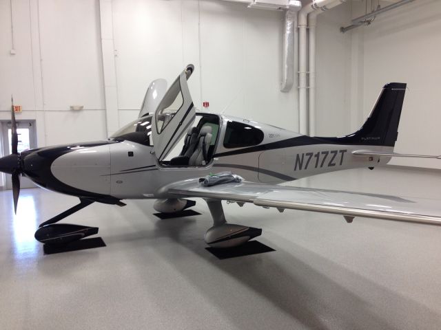 Cirrus SR-22 (N717ZT)