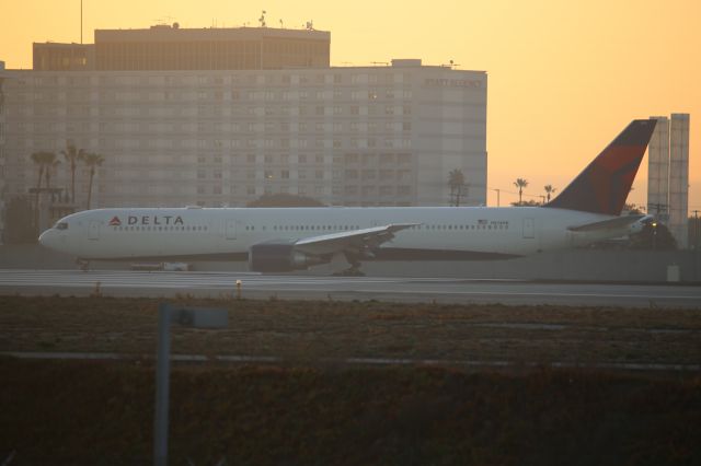 BOEING 767-400 (N834MH)