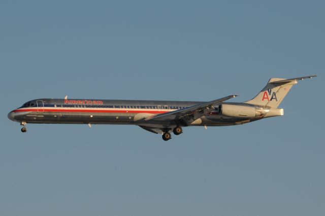 McDonnell Douglas MD-83 (N9677W)