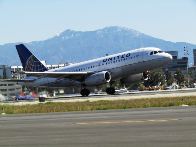 Airbus A319 (N815UA) - Taking off RWY 20R