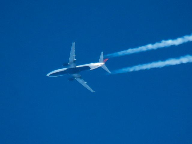 Boeing 737-800 (N394DA)