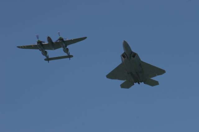 Lockheed F-22 Raptor — - P-38 Ruff Stuff & F-22 at Milwaukee Air & Water Show 2012