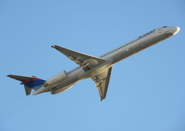 McDonnell Douglas MD-88 (N901DE)