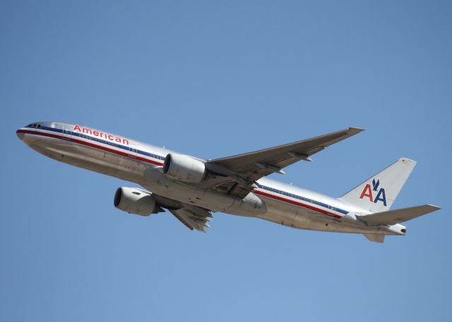 Boeing 777-200 —