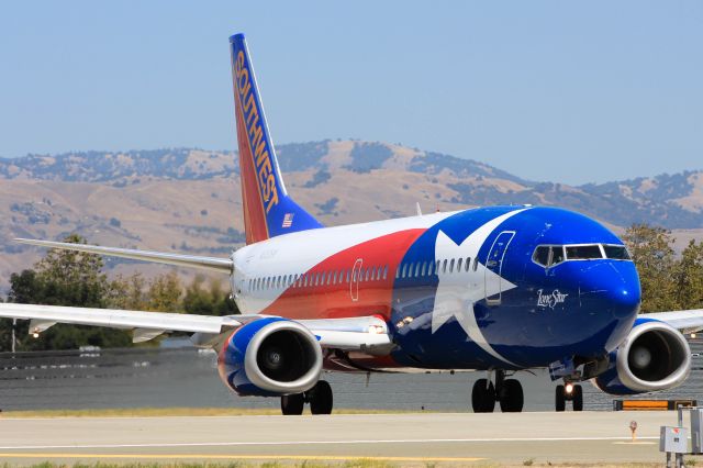 BOEING 737-300 (N352SW)