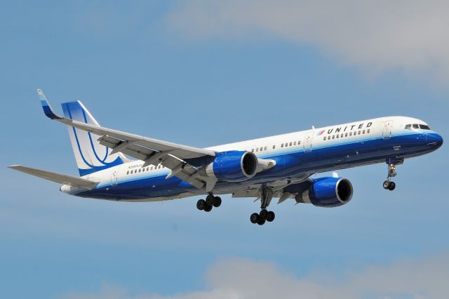 Boeing 757-200 (N590UA) - 2013