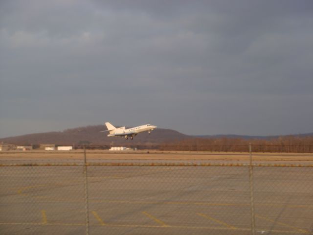 Dassault Falcon 50 (N50BL) - Taking off from Drake Field