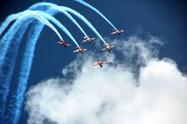 — — - RAAF Roulettes performing at the 2012 Singapore Air Show