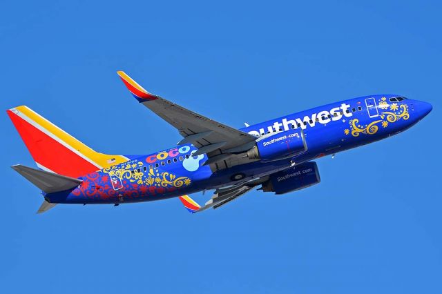 Boeing 737-700 (N7816B) - Southwest 737-7L9 N7816B Coco at Phoenix Sky Harbor on January 23, 2018. 