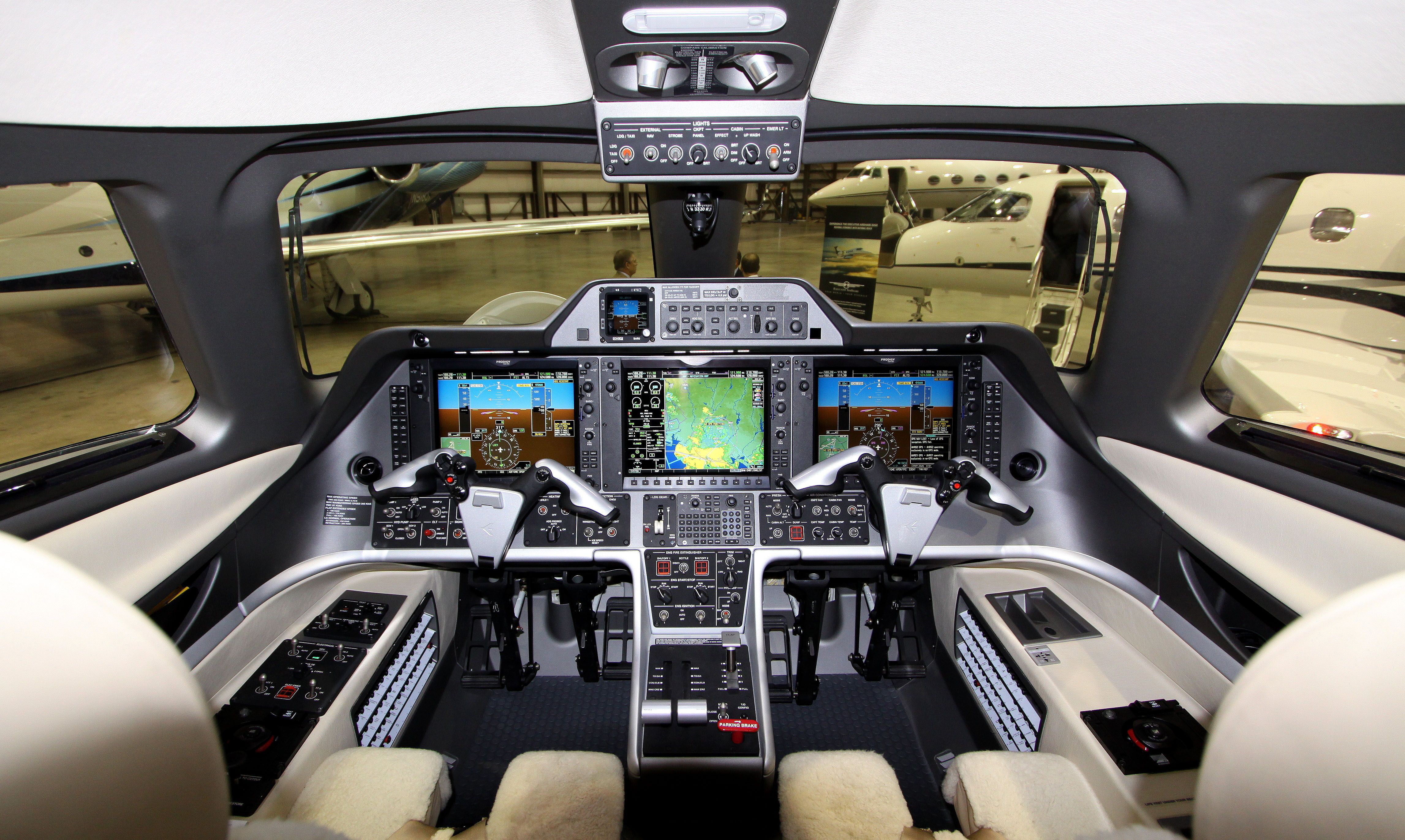 Embraer Phenom 300 (N454DR)