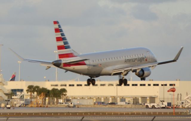 EMBRAER 175 (long wing) (N446YX)