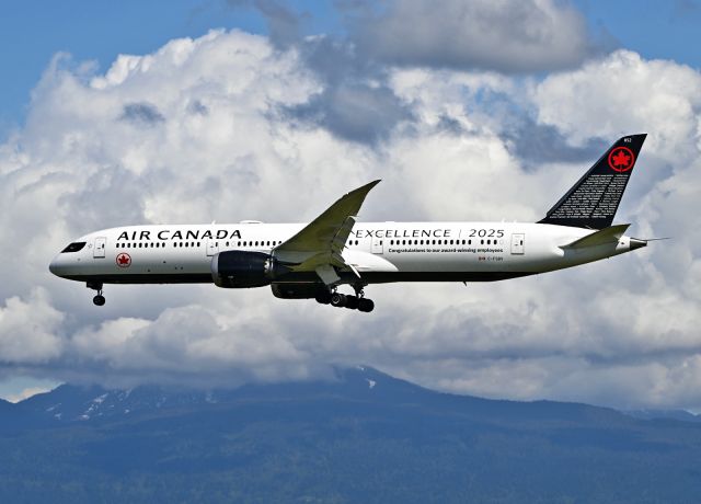 Boeing 787-9 Dreamliner (C-FSBV)