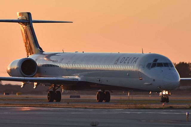 McDonnell Douglas MD-90 (N918DH)