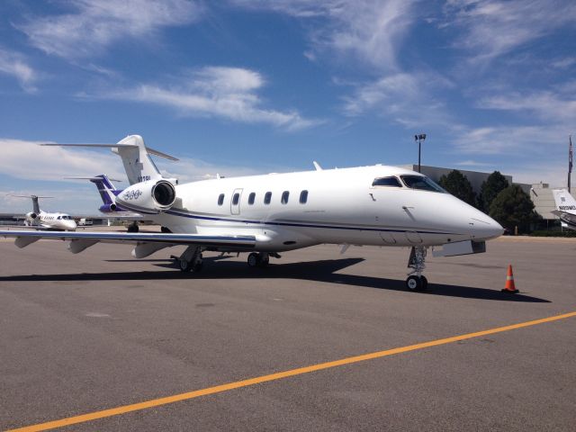 Bombardier Challenger 300 (N228L)